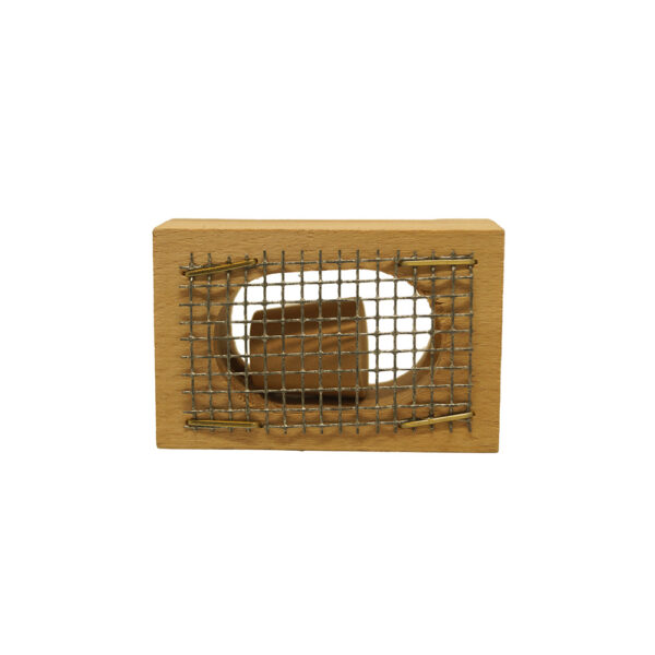 Petite boîte en bois avec grille métallique et ouverture ovale centrale.