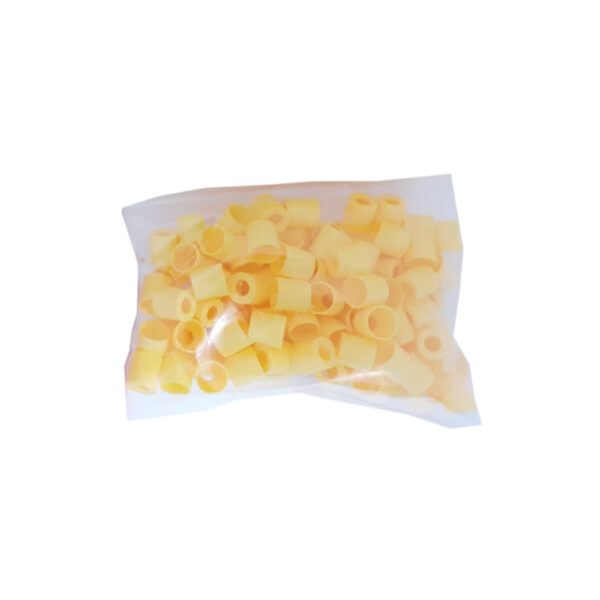 Petits tubes jaunes en plastique dans un sachet transparentzure