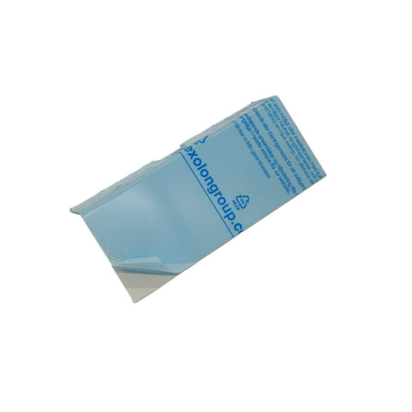 Petit paquet rectangulaire bleu clair, papier/carton, partiellement ouvert avec texte et logo.