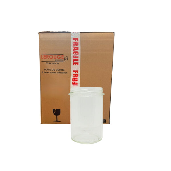 Boîte en carton et bocal en verre transparent devant; ruban “FRAGILE” sur le colis.