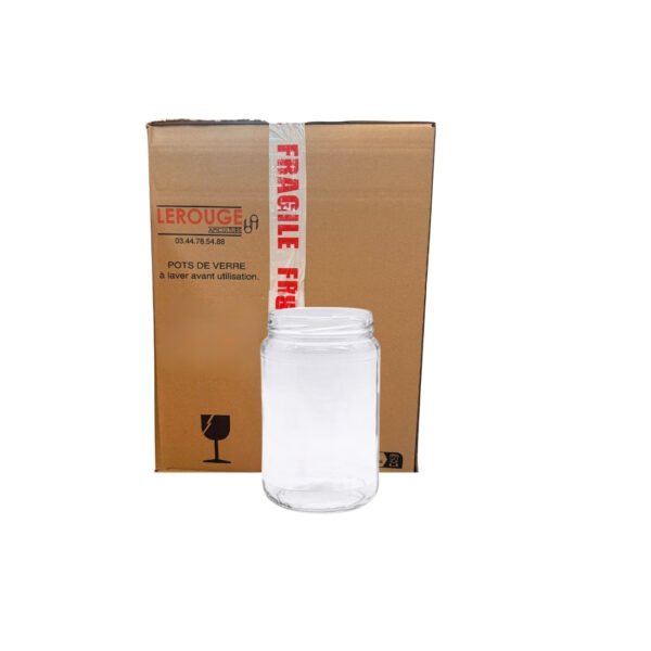 Boîte en carton scellée avec ruban rouge “FRAGILE” et un pot en verre transparent devant.