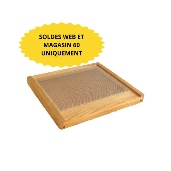 Ruche en bois vue de dessus avec cadre en treillage et étiquette promotionnelle jaune en haut à gauche