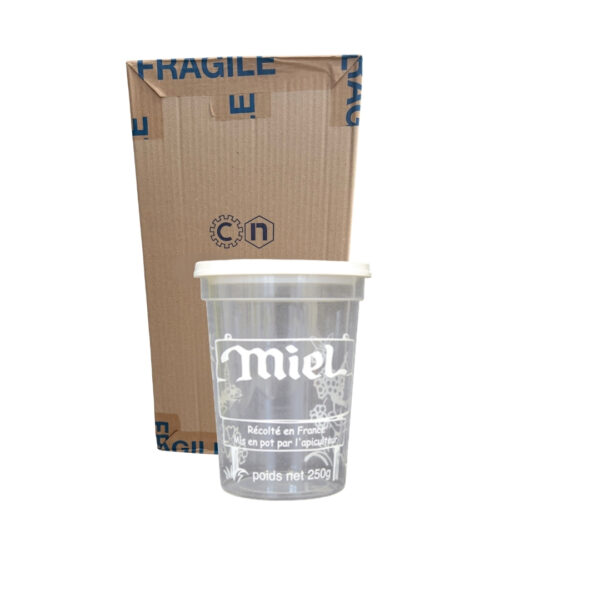 Boîte en carton avec rubans “FRAGILE” et gobelet transparent avec couvercle blanc et motif floral.