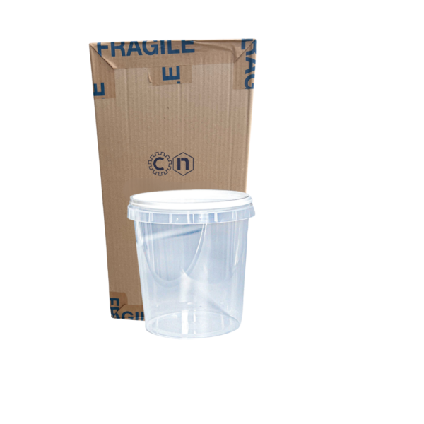 Boîte en carton derrière un grand récipient en plastique transparent avec couvercle blanc.