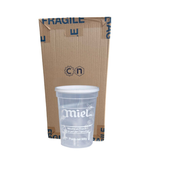 Carton beige avec bande FRAGILE et gobelet plastique transparent posé devant.