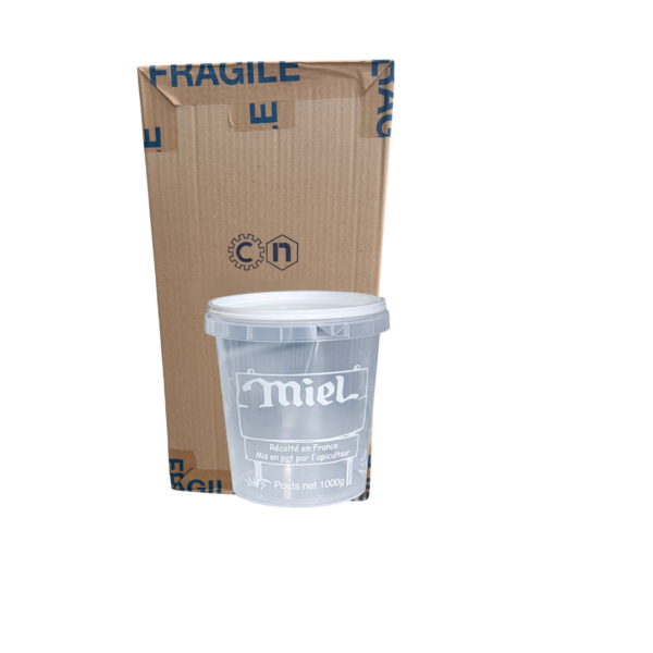 Boîte en carton derrière un seau transparent rempli de miel avec étiquette "miel"