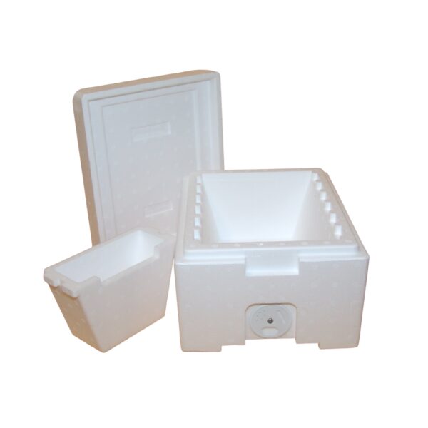 Boîtes plastiques transparentes à clapet empilées, surfaces lisses et fermées.