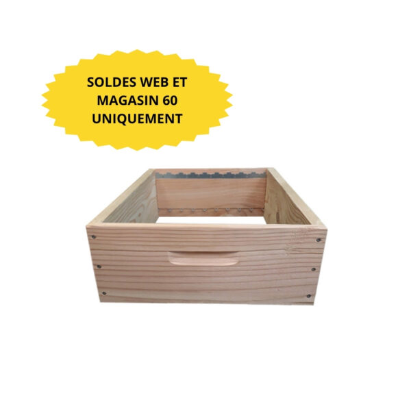 Boîte en bois ouverte sans couvercle avec poignée intégrée et étiquette “SOLDES WEB ET MAGASIN 60 UNIQUEMENT”