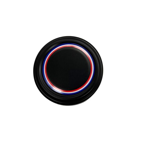 Bouton rond noir avec anneaux colorés rouge, blanc et bleu autour du bord.
