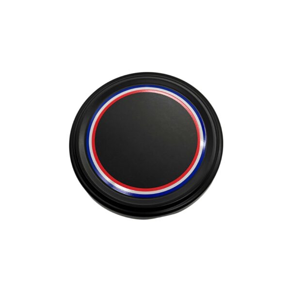 Bouton rond noir avec bordures rouge, blanc et bleu.