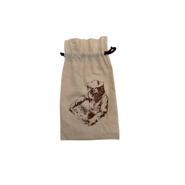 Petite pochette en toile beige avec illustration d’un homme en chapeau assis tenant un objet.
