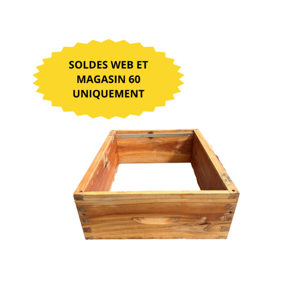 Une grande caisse en bois vue en perspective, ouverte sur un plateau, avec étiquette jaune.